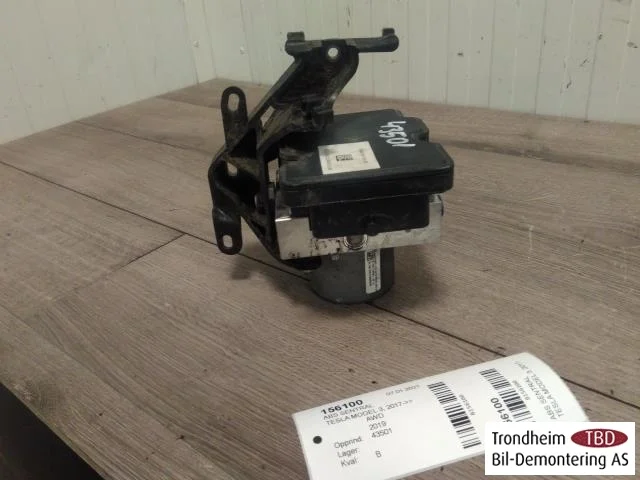 Tesla MODEL 3 2017--> ABS hydraulic unit view 2