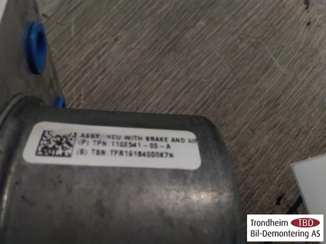 Tesla MODEL 3 2017--> ABS hydraulic unit view 3