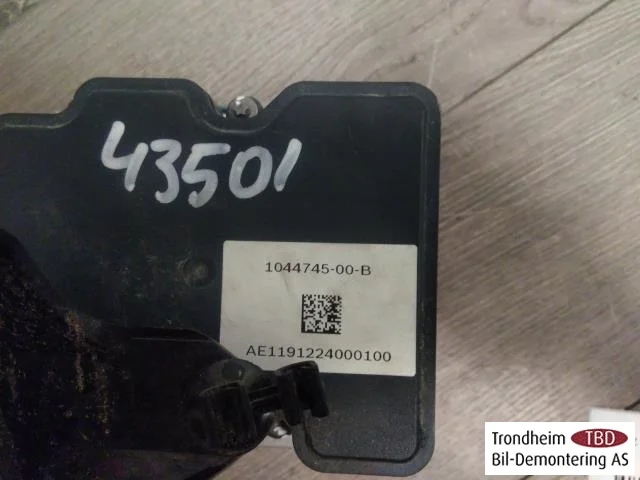 Tesla MODEL 3 2017--> ABS hydraulic unit view 4