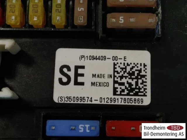 Tesla MODEL S 2013- Biztosítékdoboz / elektromos központ nézet 3