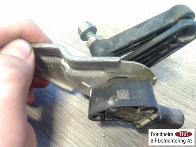 Tesla MODEL 3 2017--> Senzor reglaj nivel / suspensie pneumatică vedere 2