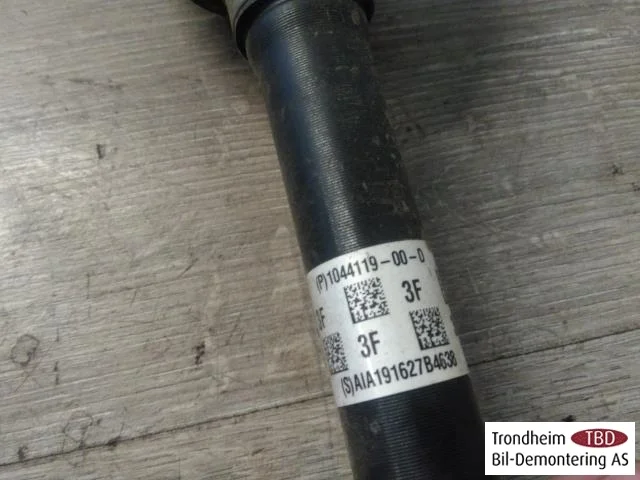 Tesla MODEL 3 2017--> Front right driveshaft view 2