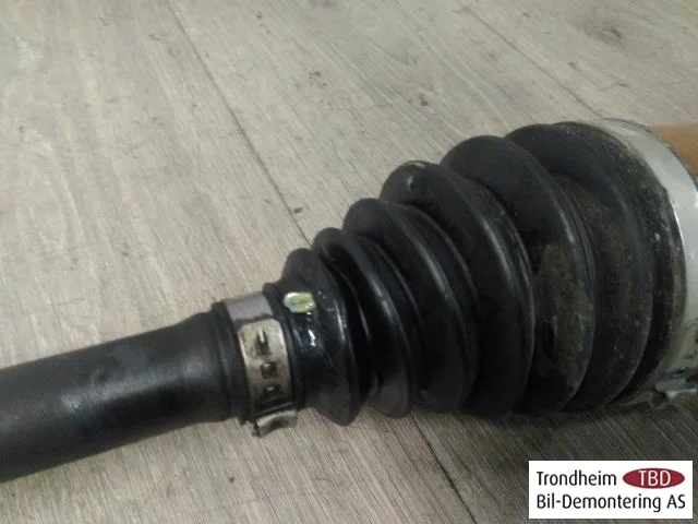 Tesla MODEL 3 2017--> Front left driveshaft view 2