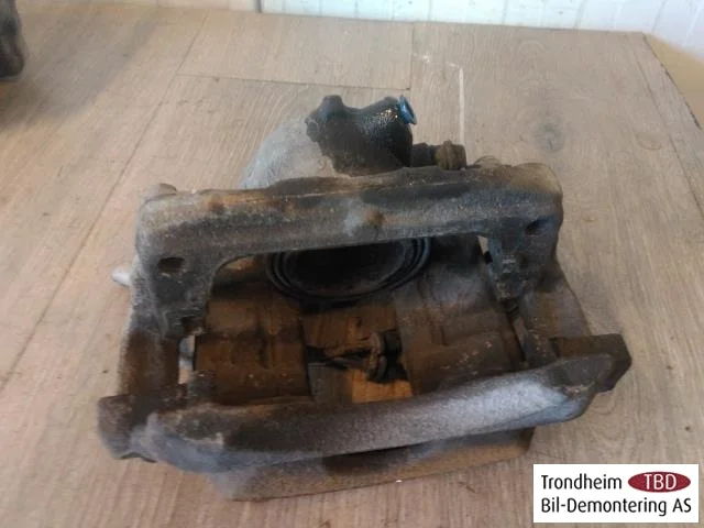 Mercedes B 180-200 W246/W242 2012-19 Front right brake caliper view 3