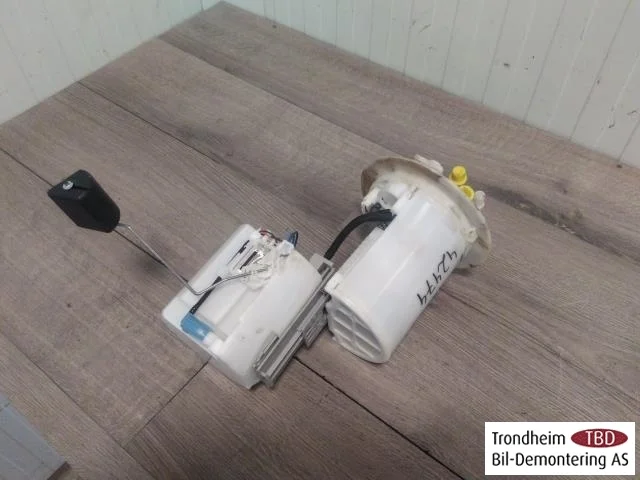 Lexus CT 200H Fuel pump, electric / feed view 2