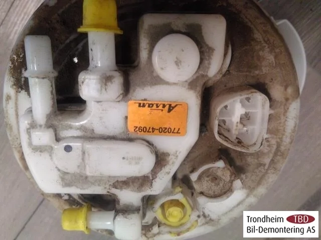 Lexus CT 200H Fuel pump, electric / feed view 4