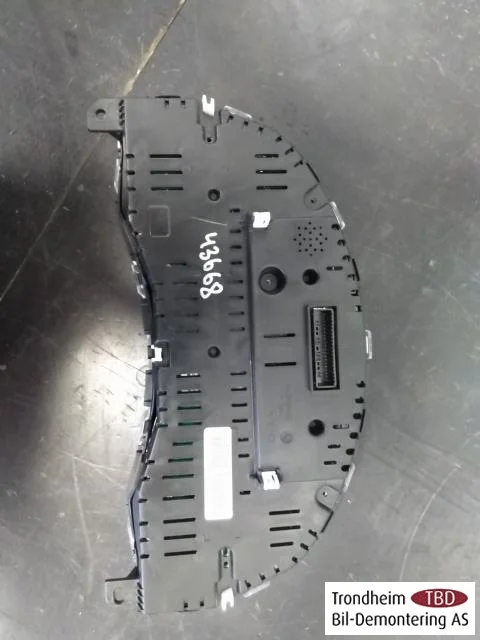 Nissan LEAF 2011-17 Instrument cluster assembly view 2
