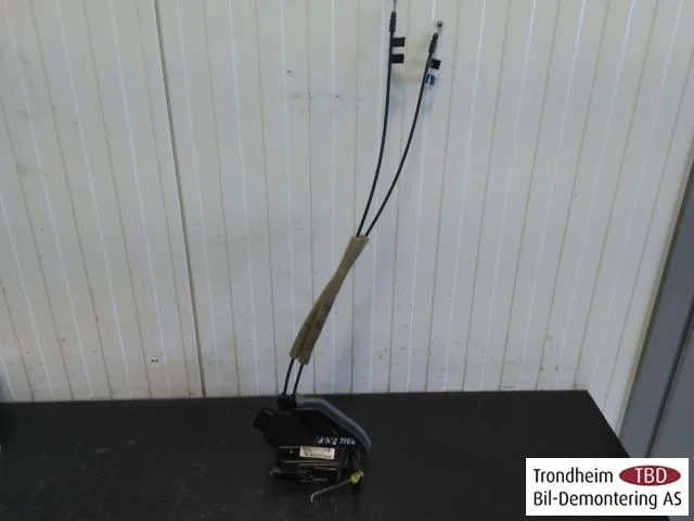 Nissan LEAF 2011-17 Door lock housing view 2