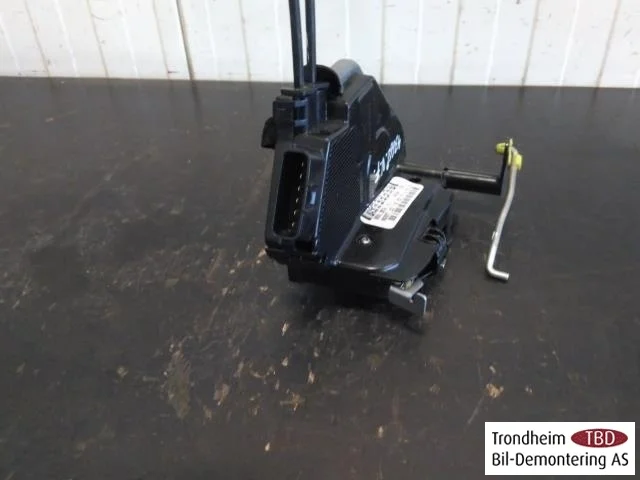 Nissan LEAF 2011-17 Door lock housing view 3