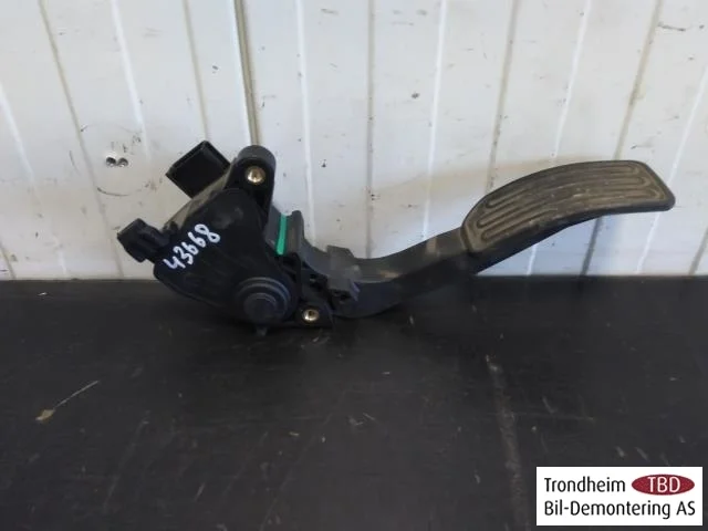Nissan LEAF 2011-17 Accelerator pedal view 2