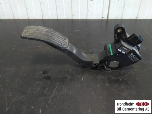 Nissan LEAF 2011-17 Accelerator pedal view 3