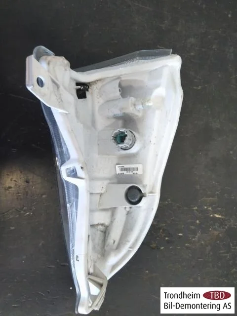 Nissan LEAF 2011-17 Left headlight view 2