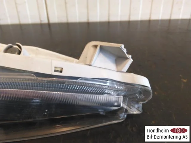 Nissan LEAF 2011-17 Left headlight view 3