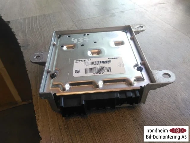 Nissan LEAF 2011-17 Radio / hi-fi amplifier view 2