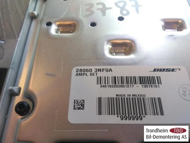 Nissan LEAF 2011-17 Radio / hi-fi amplifier view 4