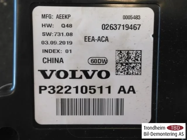 Volvo XC60 2018- Instrument cluster assembly view 3
