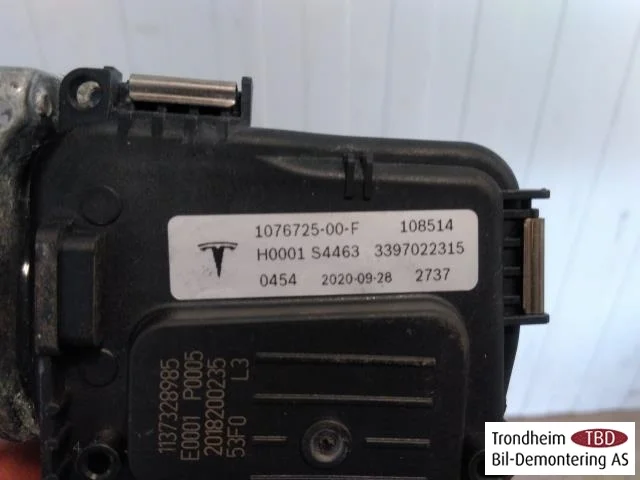 Tesla MODEL 3 2017--> Windshield wiper motor view 3