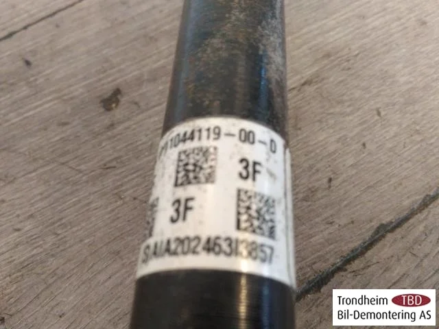 Tesla MODEL 3 2017--> Front right driveshaft view 3