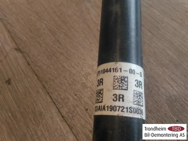 Tesla MODEL 3 2017--> Rear left driveshaft view 2