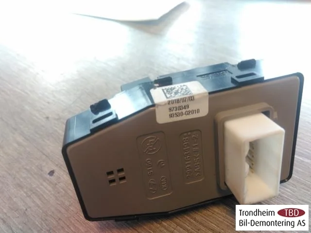 Hyundai IONIQ AE 2017-22 Mirror adjustment switch view 3