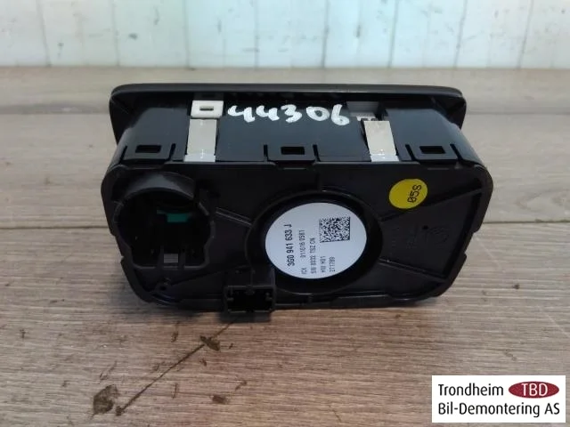 Volkswagen PASSAT 2015-19 Headlight switch view 2