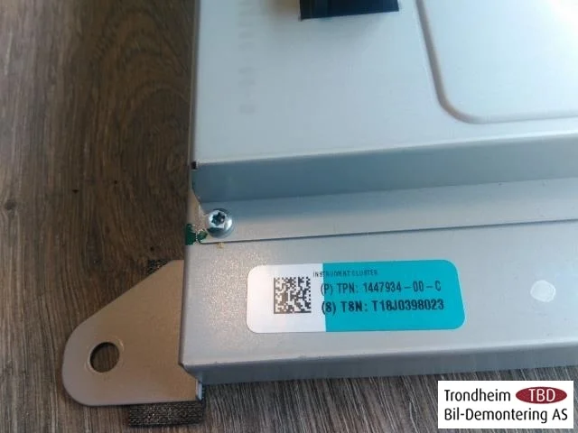 Tesla MODEL X 2016- Instrument cluster assembly view 3