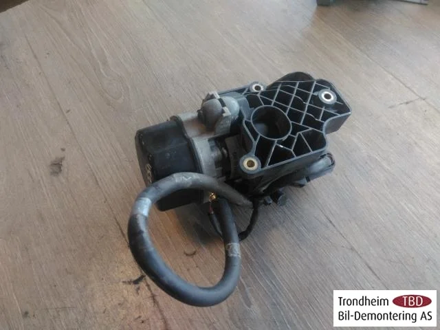 Mercedes V W447//W640/W448 2014- Vacuum pump view 2