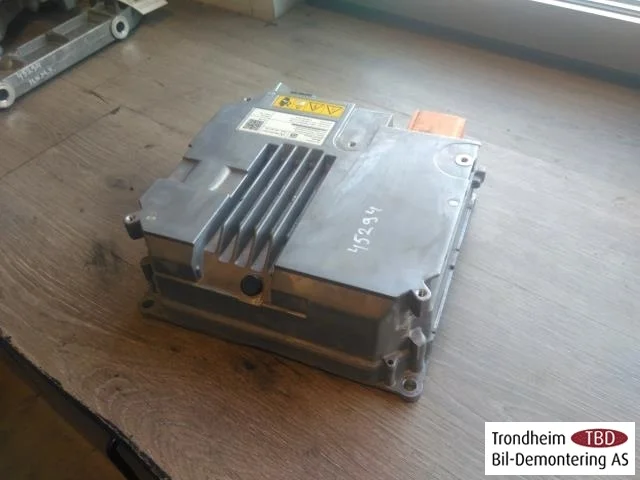 Mercedes V W447//W640/W448 2014- Inverter, 12-220V nézet 2