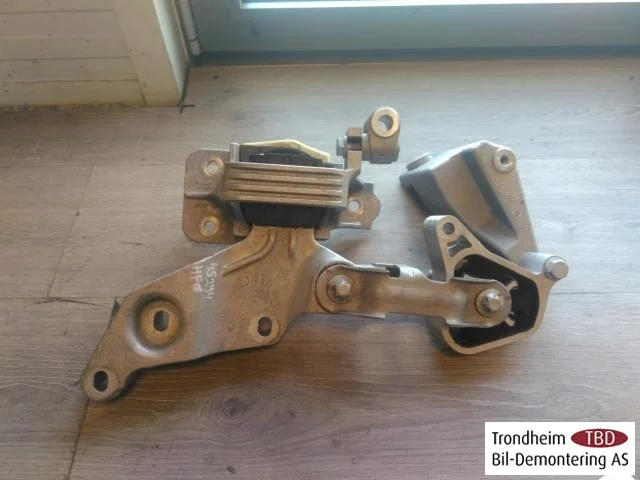 Mercedes V W447//W640/W448 2014- Suport motor, oțel / aluminiu