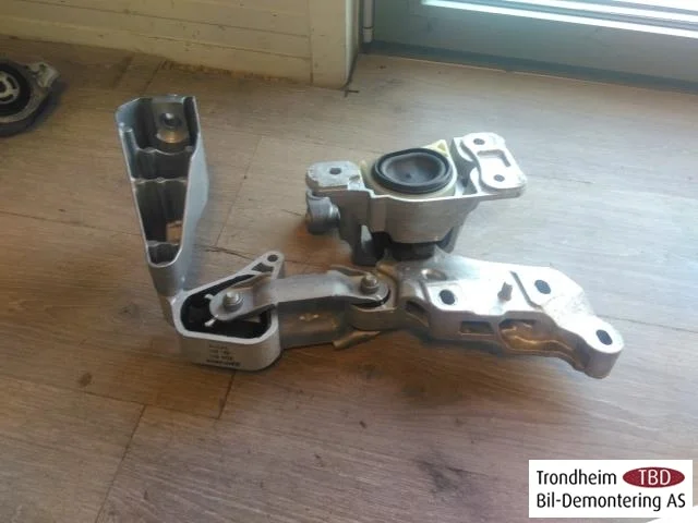 Mercedes V W447//W640/W448 2014- Engine mount, steel / aluminum view 2