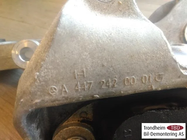 Mercedes V W447//W640/W448 2014- Váltó rögzítő gumibak nézet 3