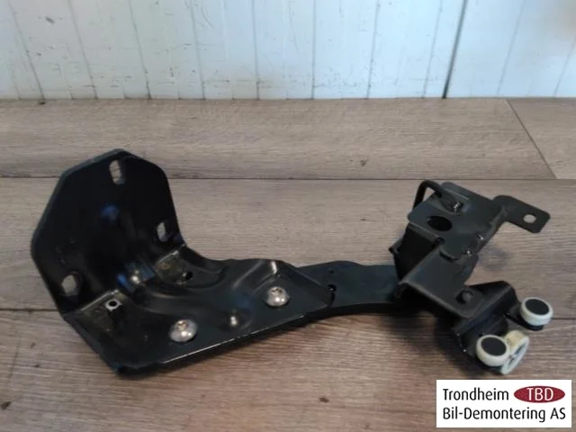 Mercedes V W447//W640/W448 2014- Door hinge view 2