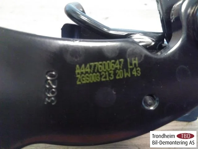 Mercedes V W447//W640/W448 2014- Door hinge view 3