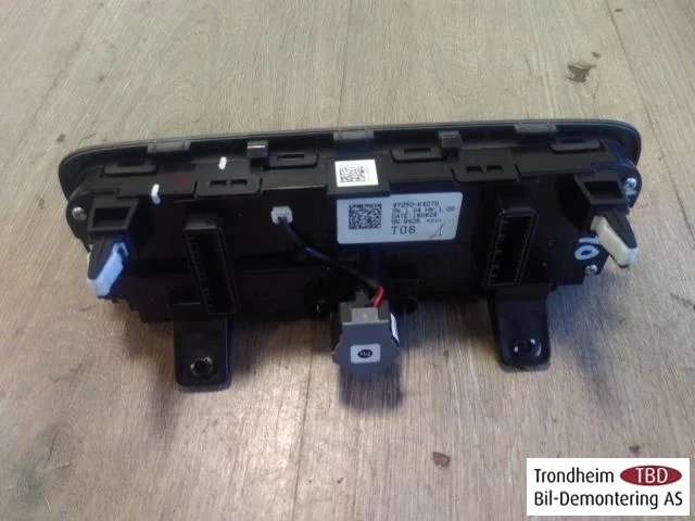 Hyundai KONA / ELECTRIC 2018-23 Heater control unit view 2
