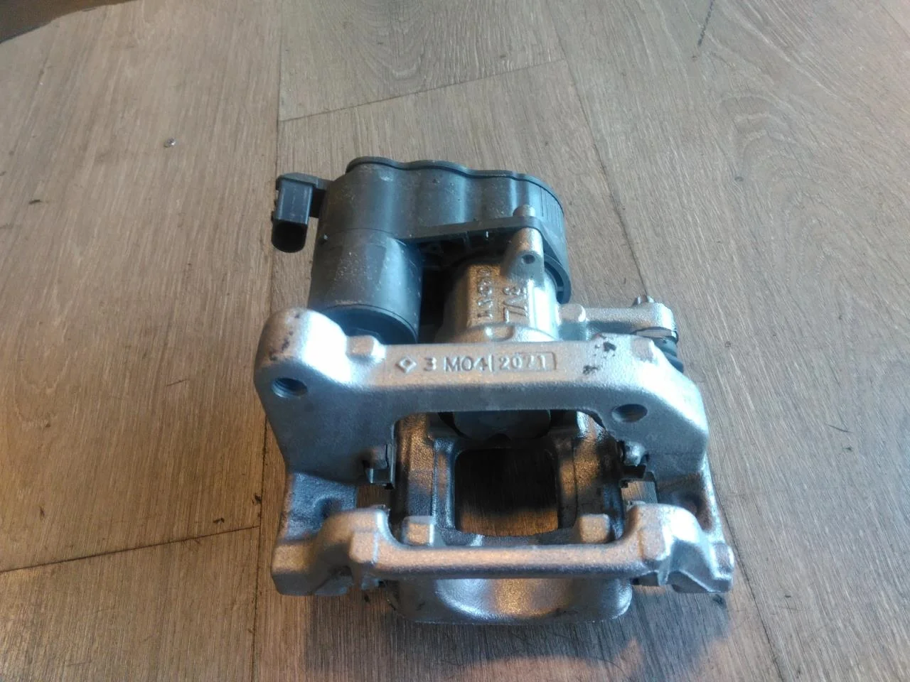 Peugeot 208/E-208 2020-> Rear right brake caliper view 3