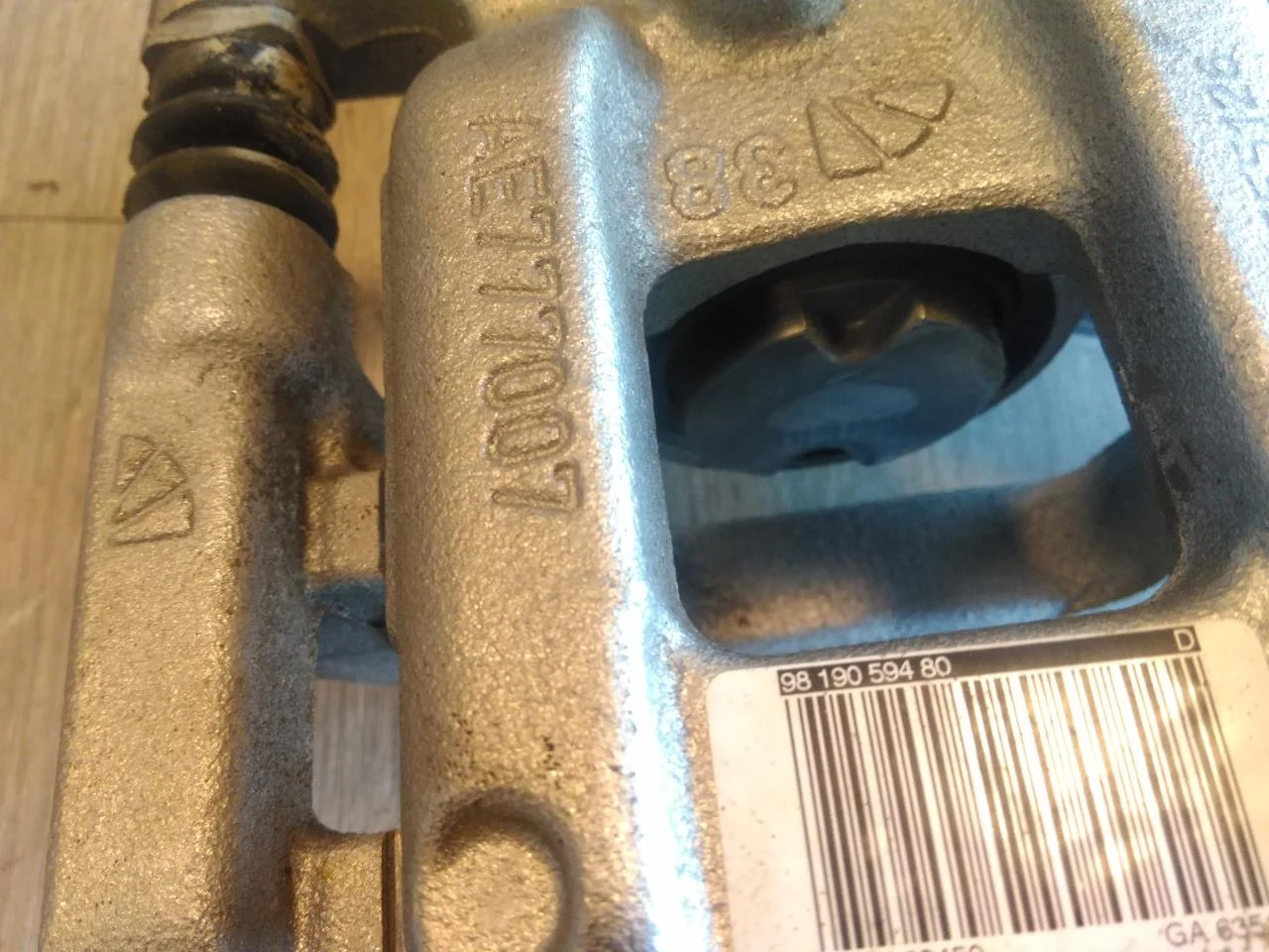 Peugeot 208/E-208 2020-> Rear right brake caliper view 4