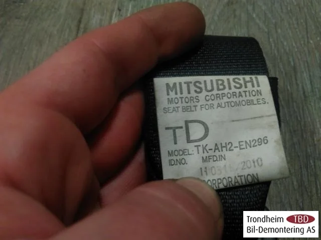 Peugeot ION Front left seat belt view 2