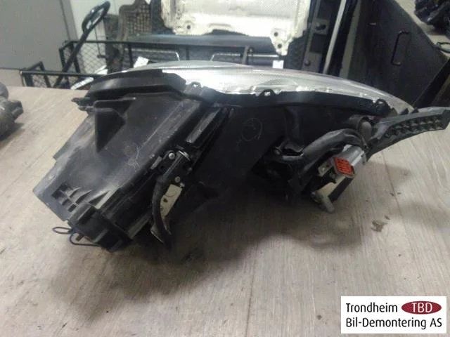Peugeot ION Left headlight view 2