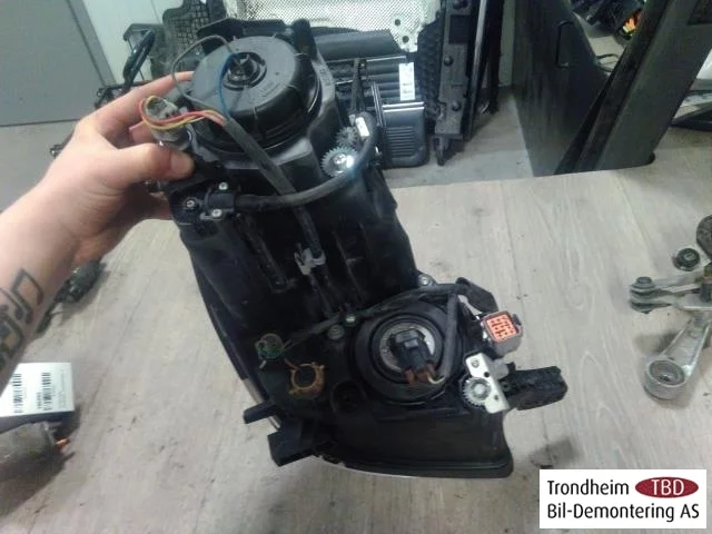 Peugeot ION Left headlight view 3