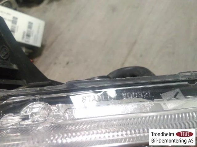 Peugeot ION Left headlight view 4