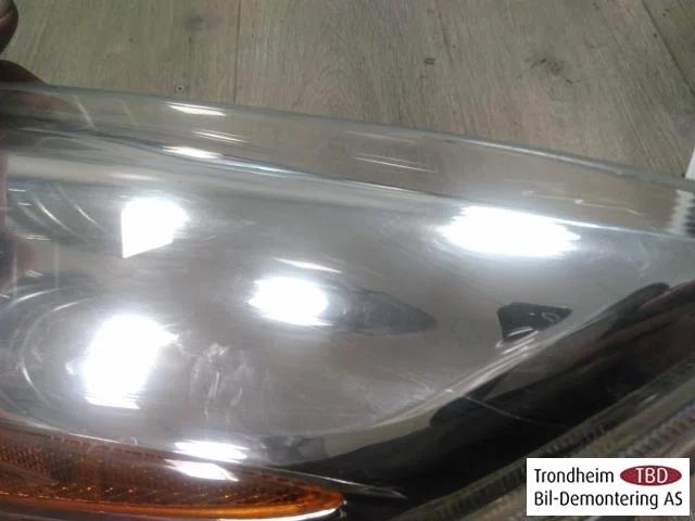 Nissan LEAF 2011-17 Left headlight view 4