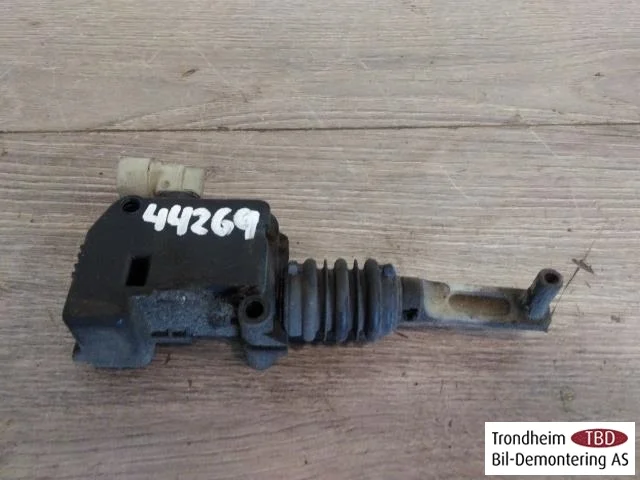Tesla MODEL S 2013- Hood latch view 2
