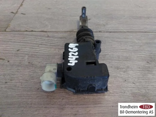 Tesla MODEL S 2013- Hood latch view 3