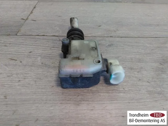 Tesla MODEL S 2013- Hood latch view 4