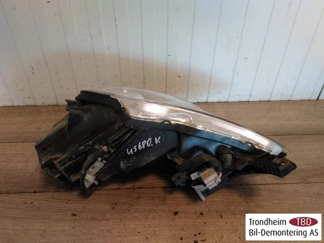 Peugeot ION Left headlight view 2