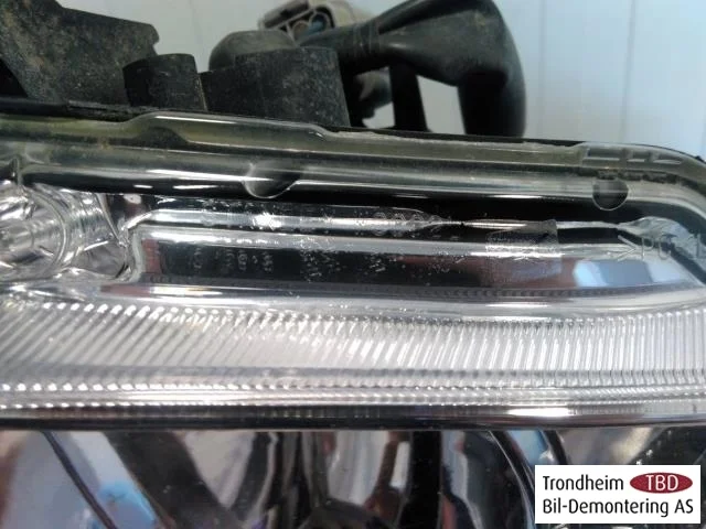 Peugeot ION Left headlight view 4