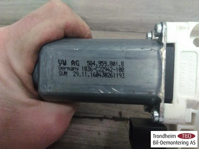 Volkswagen PASSAT 2015-19 Ablakemelő motor nézet 4