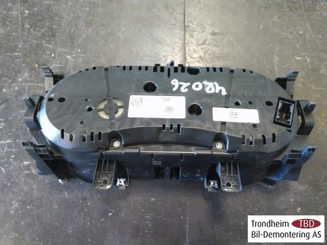 Volkswagen PASSAT 2015-19 Instrument cluster assembly view 2