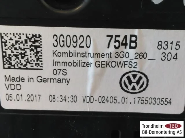 Volkswagen PASSAT 2015-19 Instrument cluster assembly view 4