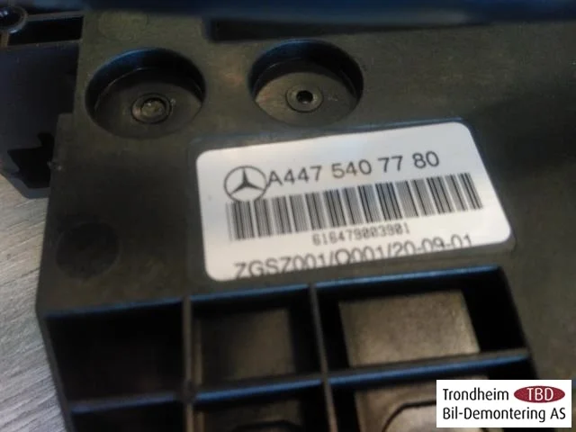Mercedes V W447//W640/W448 2014- Biztosítékdoboz / elektromos központ nézet 3